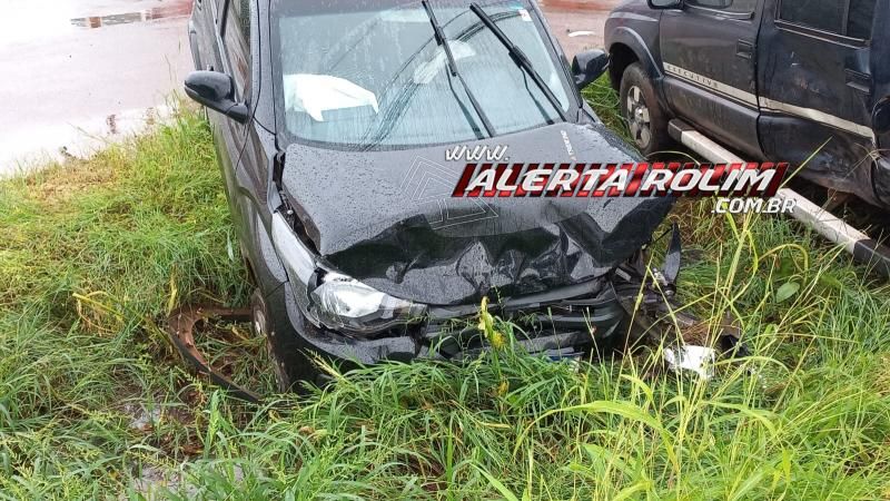 Colisão entre dois carros marcou o terceiro acidente de trânsito nesta segunda-feira em Rolim de Moura Colisão entre dois carros marcou o terceiro acidente de trânsito nesta segunda-feira em Rolim de Moura