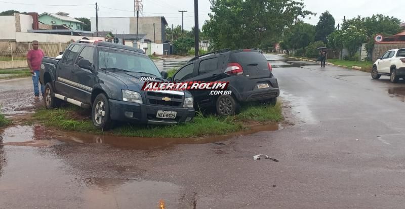 Colisão entre dois carros marcou o terceiro acidente de trânsito nesta segunda-feira em Rolim de Moura Colisão entre dois carros marcou o terceiro acidente de trânsito nesta segunda-feira em Rolim de Moura