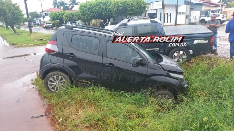 Colisão entre dois carros marcou o terceiro acidente de trânsito nesta segunda-feira em Rolim de Moura Colisão entre dois carros marcou o terceiro acidente de trânsito nesta segunda-feira em Rolim de Moura