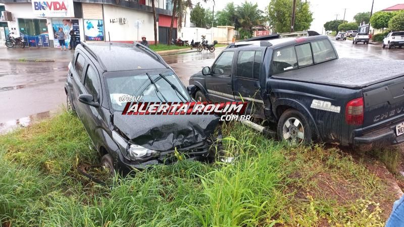 Colisão entre dois carros marcou o terceiro acidente de trânsito nesta segunda-feira em Rolim de Moura Colisão entre dois carros marcou o terceiro acidente de trânsito nesta segunda-feira em Rolim de Moura