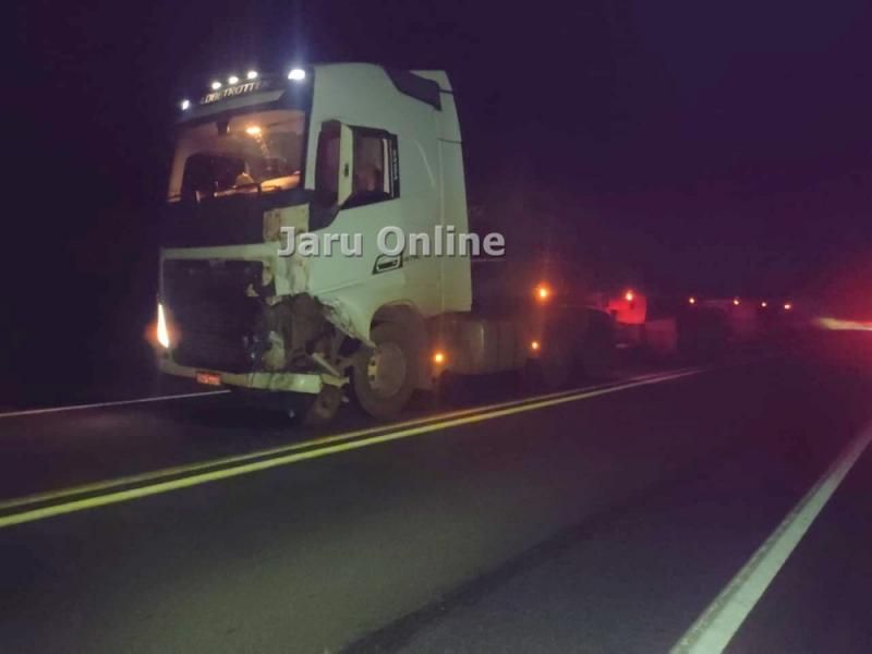 Duas jovens morreram em colisão entre motocicleta e carreta na BR 364 em RO Duas jovens morreram em colisão entre motocicleta e carreta na BR 364 em RO