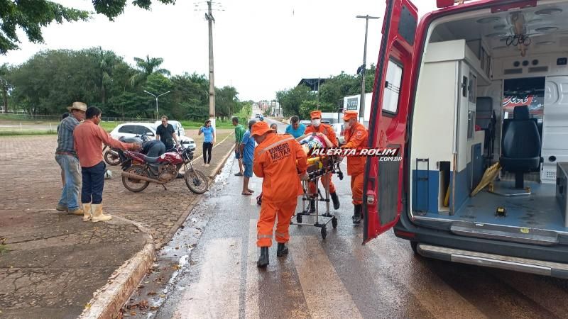 Idosa fraturou a perna ao ser atingida por moto delivery enquanto atravessava via na faixa de pedestres neste sábado em Rolim de Moura Idosa fraturou a perna ao ser atingida por moto delivery enquanto atravessava via na faixa de pedestres neste sábado em Rolim de Moura