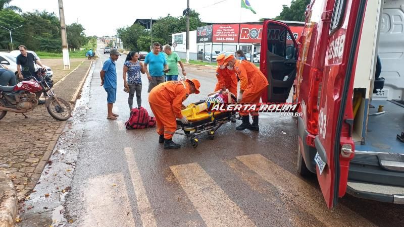 Idosa fraturou a perna ao ser atingida por moto delivery enquanto atravessava via na faixa de pedestres neste sábado em Rolim de Moura Idosa fraturou a perna ao ser atingida por moto delivery enquanto atravessava via na faixa de pedestres neste sábado em Rolim de Moura
