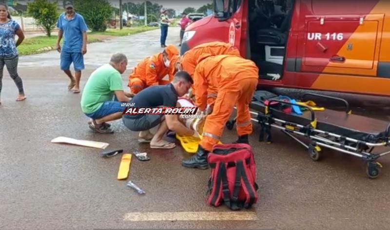 Idosa fraturou a perna ao ser atingida por moto delivery enquanto atravessava via na faixa de pedestres neste sábado em Rolim de Moura Idosa fraturou a perna ao ser atingida por moto delivery enquanto atravessava via na faixa de pedestres neste sábado em Rolim de Moura