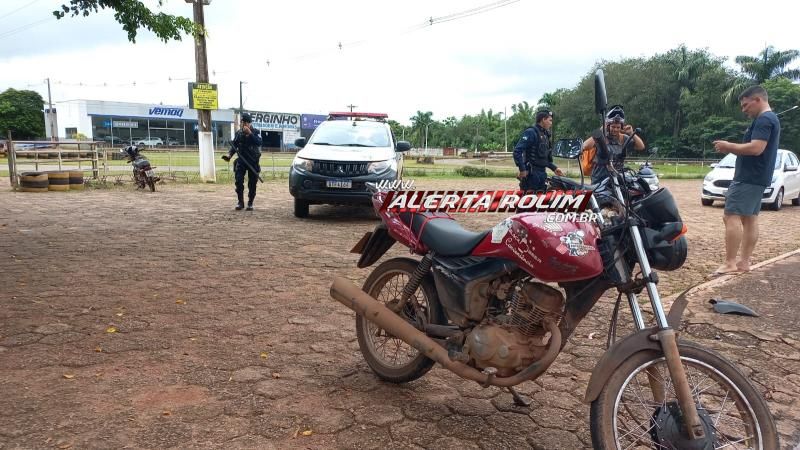 Idosa fraturou a perna ao ser atingida por moto delivery enquanto atravessava via na faixa de pedestres neste sábado em Rolim de Moura Idosa fraturou a perna ao ser atingida por moto delivery enquanto atravessava via na faixa de pedestres neste sábado em Rolim de Moura