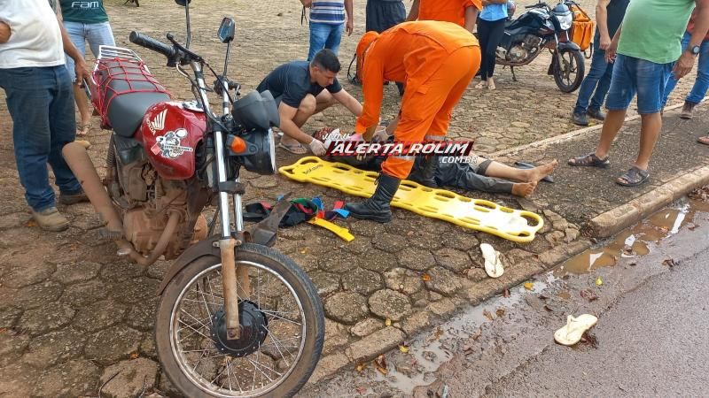 Idosa fraturou a perna ao ser atingida por moto delivery enquanto atravessava via na faixa de pedestres neste sábado em Rolim de Moura Idosa fraturou a perna ao ser atingida por moto delivery enquanto atravessava via na faixa de pedestres neste sábado em Rolim de Moura
