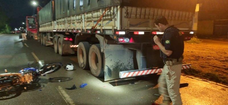 Motociclista fica ferido ao colidir em traseira de caminhão estacionado irregularmente em RO Motociclista fica ferido ao colidir em traseira de caminhão estacionado irregularmente em RO