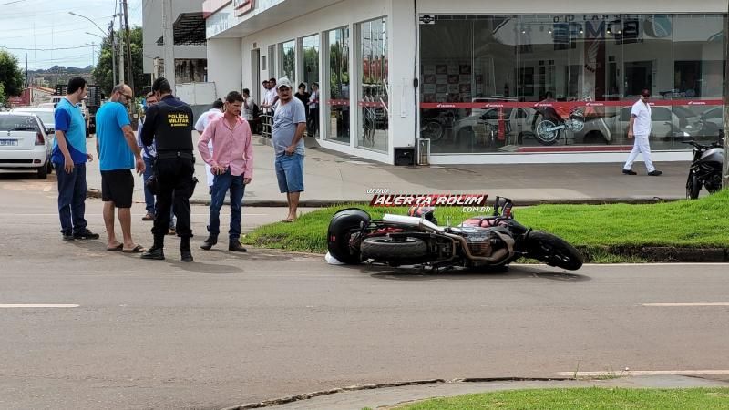 Motociclista sofreu queda ao desviar de carro que avançou via no Centro de Rolim de Moura Motociclista sofreu queda ao desviar de carro que avançou via no Centro de Rolim de Moura