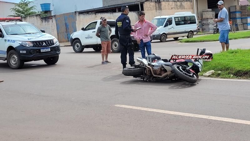 Motociclista sofreu queda ao desviar de carro que avançou via no Centro de Rolim de Moura Motociclista sofreu queda ao desviar de carro que avançou via no Centro de Rolim de Moura