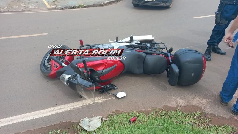 Motociclista sofreu queda ao desviar de carro que avançou via no Centro de Rolim de Moura Motociclista sofreu queda ao desviar de carro que avançou via no Centro de Rolim de Moura