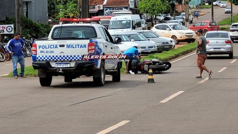Motociclista sofreu queda ao desviar de carro que avançou via no Centro de Rolim de Moura Motociclista sofreu queda ao desviar de carro que avançou via no Centro de Rolim de Moura