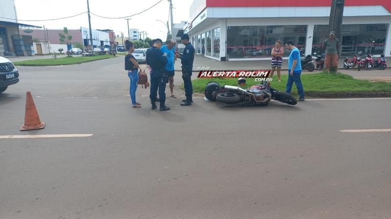 Motociclista sofreu queda ao desviar de carro que avançou via no Centro de Rolim de Moura Motociclista sofreu queda ao desviar de carro que avançou via no Centro de Rolim de Moura