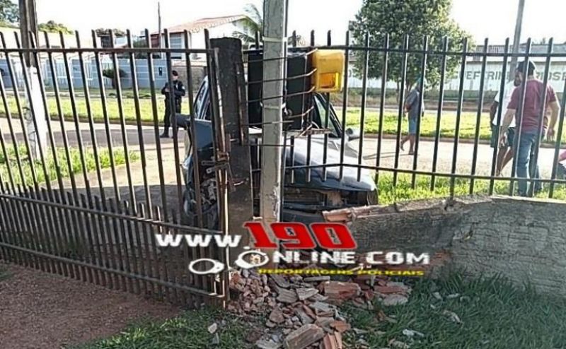 Motorista fugiu após bater carro em muro de residência em Alta Floresta Motorista fugiu após bater carro em muro de residência em Alta Floresta