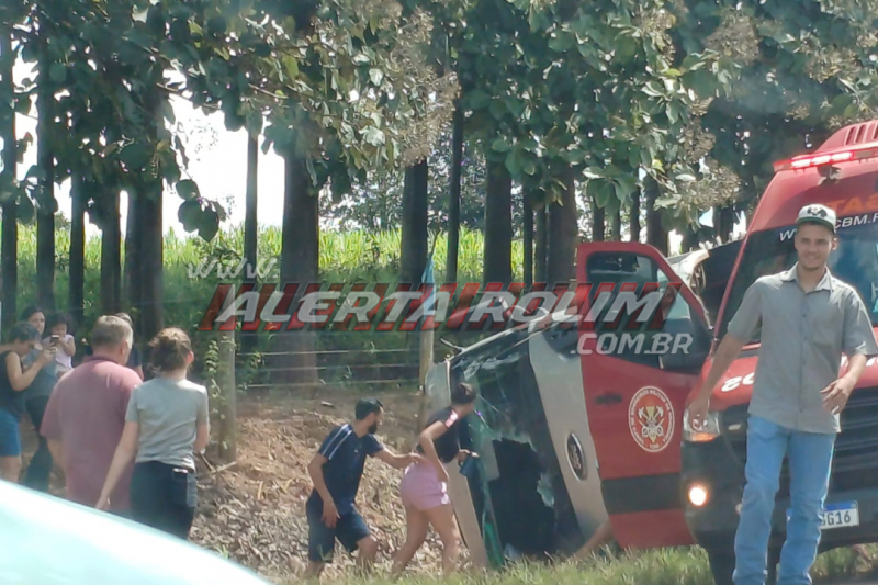 Motorista perde o controle e tomba caminhão na RO-010, Zona Rural de Rolim de Moura Motorista perde o controle e tomba caminhão na RO-010, Zona Rural de Rolim de Moura