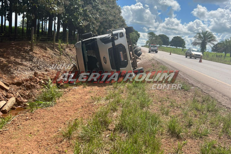 Motorista perde o controle e tomba caminhão na RO-010, Zona Rural de Rolim de Moura Motorista perde o controle e tomba caminhão na RO-010, Zona Rural de Rolim de Moura
