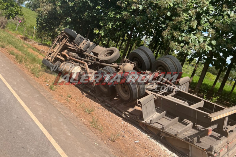 Motorista perde o controle e tomba caminhão na RO-010, Zona Rural de Rolim de Moura Motorista perde o controle e tomba caminhão na RO-010, Zona Rural de Rolim de Moura