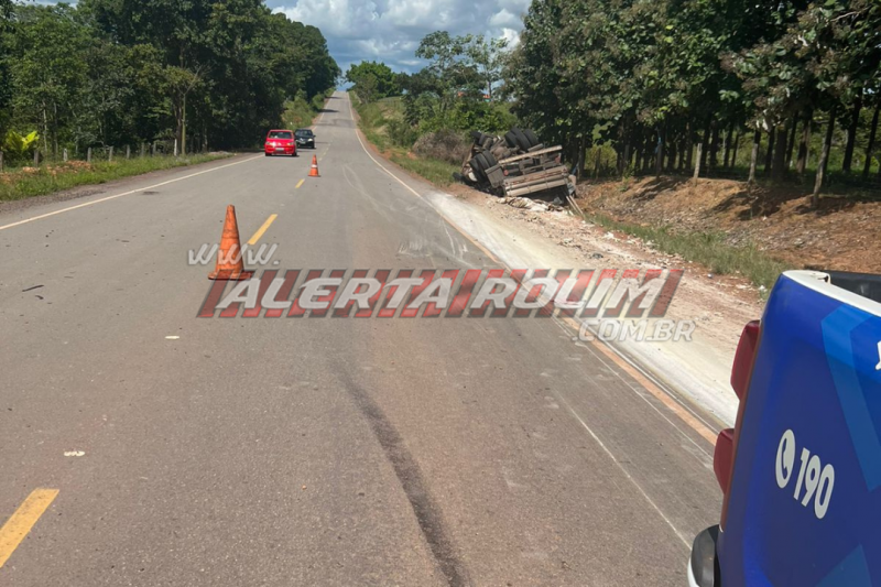 Motorista perde o controle e tomba caminhão na RO-010, Zona Rural de Rolim de Moura Motorista perde o controle e tomba caminhão na RO-010, Zona Rural de Rolim de Moura