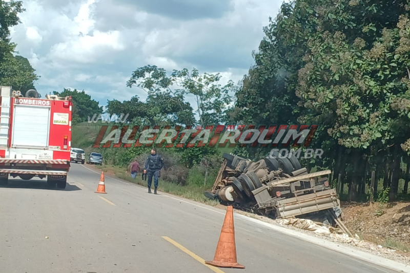 Motorista perde o controle e tomba caminhão na RO-010, Zona Rural de Rolim de Moura Motorista perde o controle e tomba caminhão na RO-010, Zona Rural de Rolim de Moura