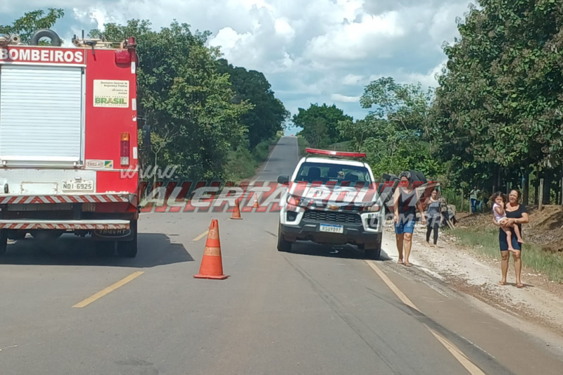 Motorista perde o controle e tomba caminhão na RO-010, Zona Rural de Rolim de Moura Motorista perde o controle e tomba caminhão na RO-010, Zona Rural de Rolim de Moura