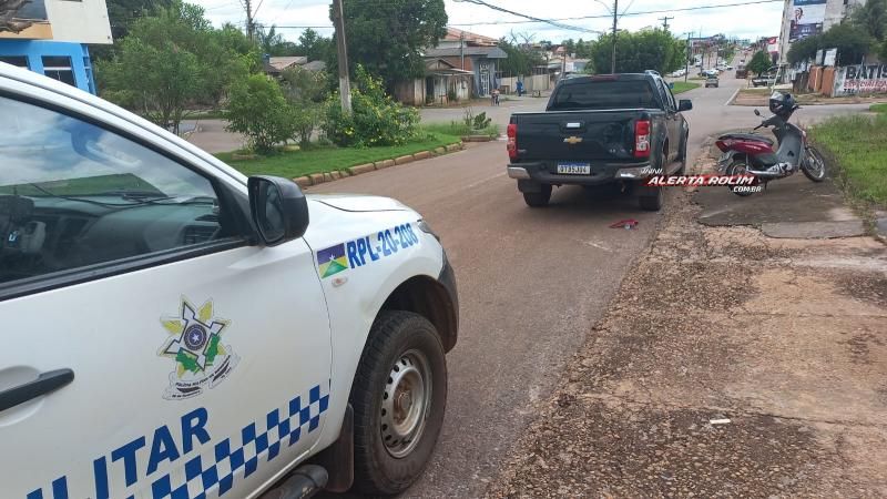 Mulher foi socorrida após bater moto em traseira de caminhonete estacionada nesta sexta-feira em Rolim de Moura Mulher foi socorrida após bater moto em traseira de caminhonete estacionada nesta sexta-feira em Rolim de Moura