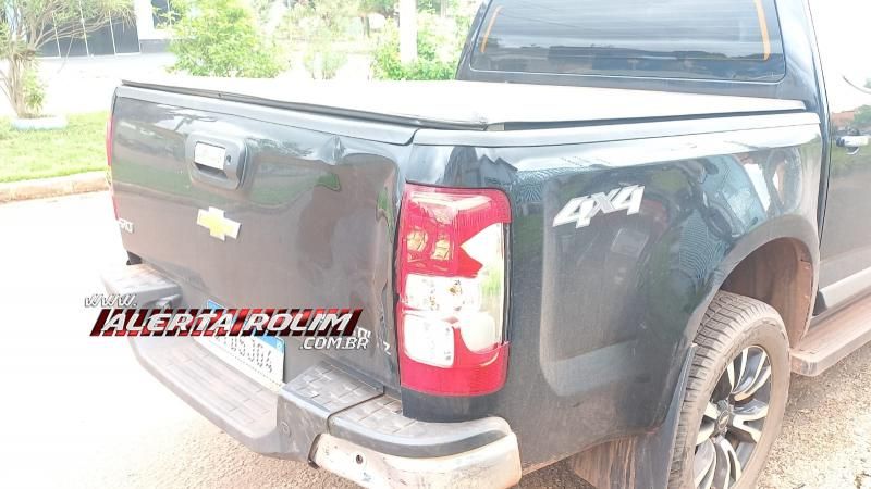 Mulher foi socorrida após bater moto em traseira de caminhonete estacionada nesta sexta-feira em Rolim de Moura Mulher foi socorrida após bater moto em traseira de caminhonete estacionada nesta sexta-feira em Rolim de Moura