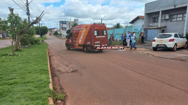 Mulher foi socorrida após bater moto em traseira de caminhonete estacionada nesta sexta-feira em Rolim de Moura Mulher foi socorrida após bater moto em traseira de caminhonete estacionada nesta sexta-feira em Rolim de Moura