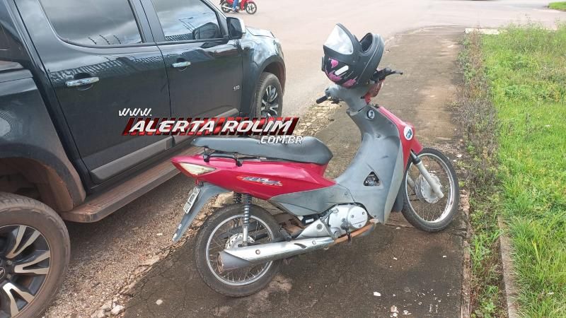 Mulher foi socorrida após bater moto em traseira de caminhonete estacionada nesta sexta-feira em Rolim de Moura Mulher foi socorrida após bater moto em traseira de caminhonete estacionada nesta sexta-feira em Rolim de Moura