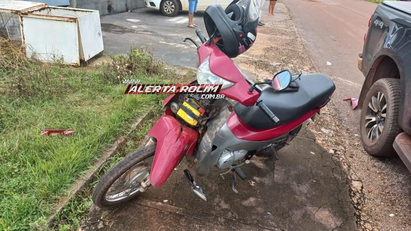 Mulher foi socorrida após bater moto em traseira de caminhonete estacionada nesta sexta-feira em Rolim de Moura Mulher foi socorrida após bater moto em traseira de caminhonete estacionada nesta sexta-feira em Rolim de Moura