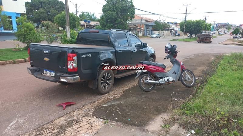 Mulher foi socorrida após bater moto em traseira de caminhonete estacionada nesta sexta-feira em Rolim de Moura Mulher foi socorrida após bater moto em traseira de caminhonete estacionada nesta sexta-feira em Rolim de Moura
