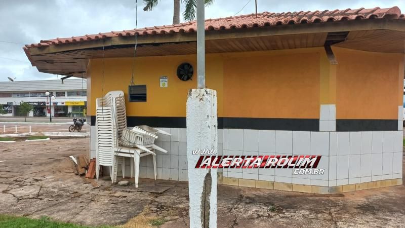 Raio atingiu lanchonete no Centro de Rolim de Moura - Veja fotos Raio atingiu lanchonete no Centro de Rolim de Moura - Veja fotos