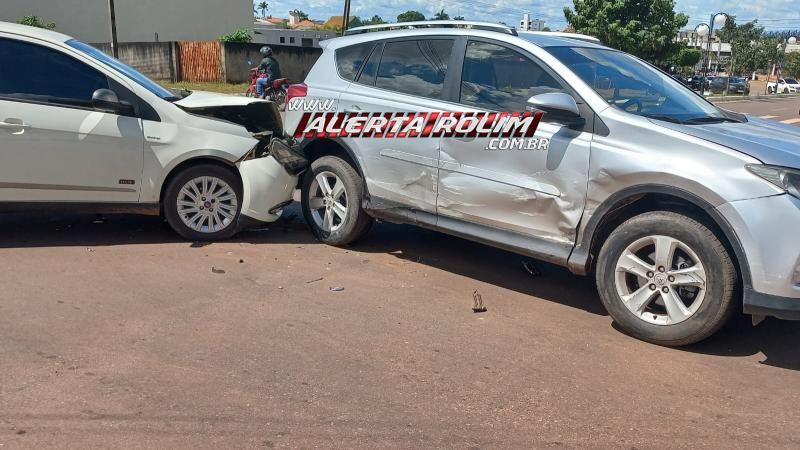 Segundo acidente do dia envolveu dois carros e ocorreu no Centro de Rolim de Moura Segundo acidente do dia envolveu dois carros e ocorreu no Centro de Rolim de Moura