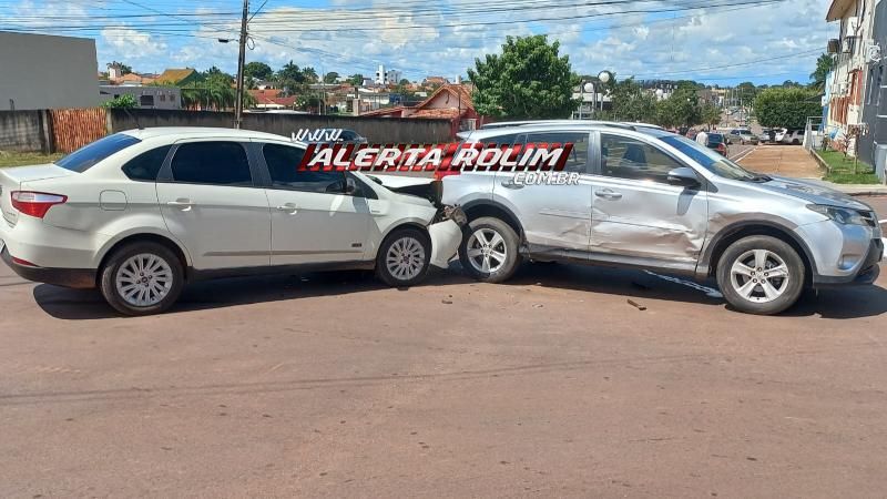 Segundo acidente do dia envolveu dois carros e ocorreu no Centro de Rolim de Moura Segundo acidente do dia envolveu dois carros e ocorreu no Centro de Rolim de Moura