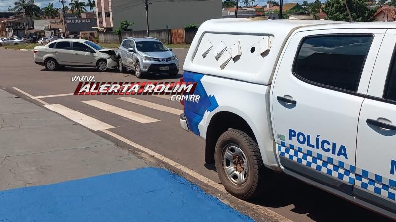 Segundo acidente do dia envolveu dois carros e ocorreu no Centro de Rolim de Moura Segundo acidente do dia envolveu dois carros e ocorreu no Centro de Rolim de Moura