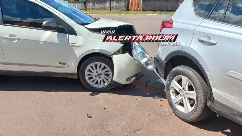 Segundo acidente do dia envolveu dois carros e ocorreu no Centro de Rolim de Moura Segundo acidente do dia envolveu dois carros e ocorreu no Centro de Rolim de Moura