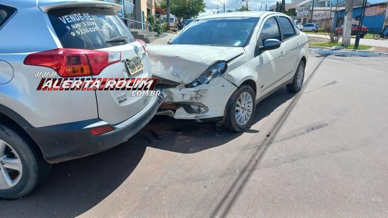 Segundo acidente do dia envolveu dois carros e ocorreu no Centro de Rolim de Moura Segundo acidente do dia envolveu dois carros e ocorreu no Centro de Rolim de Moura