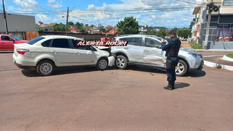 Segundo acidente do dia envolveu dois carros e ocorreu no Centro de Rolim de Moura Segundo acidente do dia envolveu dois carros e ocorreu no Centro de Rolim de Moura
