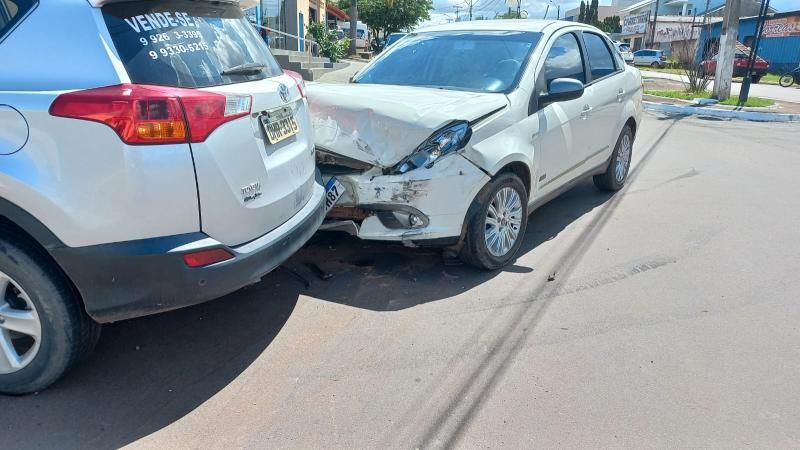 Segundo acidente do dia envolveu dois carros e ocorreu no Centro de Rolim de Moura Segundo acidente do dia envolveu dois carros e ocorreu no Centro de Rolim de Moura
