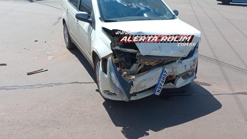Segundo acidente do dia envolveu dois carros e ocorreu no Centro de Rolim de Moura Segundo acidente do dia envolveu dois carros e ocorreu no Centro de Rolim de Moura