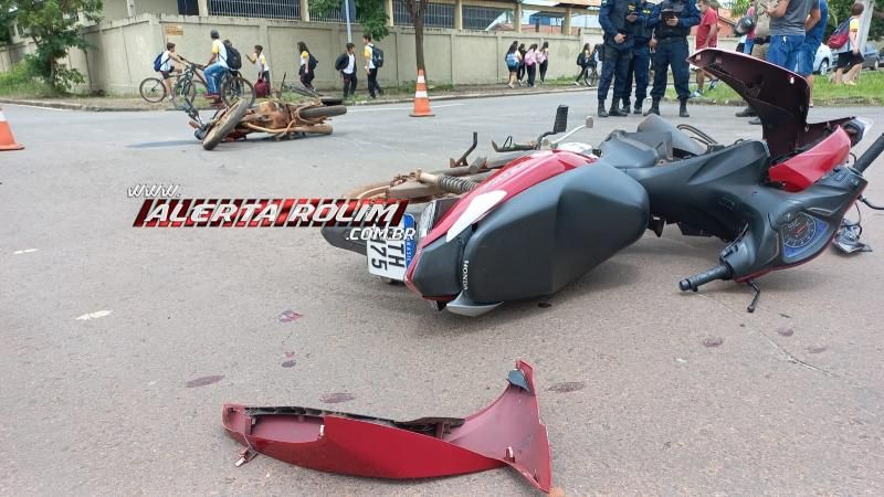 Terceiro acidente de trânsito do dia envolveu duas motos e uma pessoa foi socorrida em Rolim de Moura Terceiro acidente de trânsito do dia envolveu duas motos e uma pessoa foi socorrida em Rolim de Moura