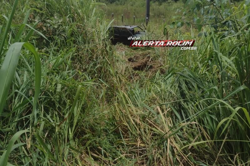 Três pessoas foram socorridas após carro capotar nesta sexta-feira na RO 010 em Rolim de Moura