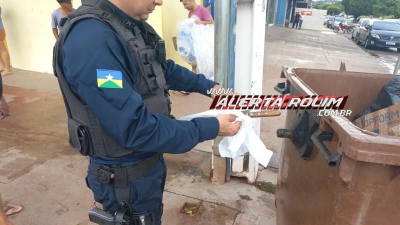 URGENTE - Homem foi esfaqueado no centro de Rolim de Moura e foi socorrido em estado grave pelos bombeiros URGENTE - Homem foi esfaqueado no centro de Rolim de Moura e foi socorrido em estado grave pelos bombeiros