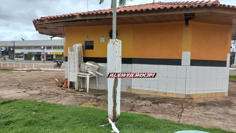 Veja o vídeo do momento em que raio atingiu lanchonete durante a noite de sábado no Centro de Rolim de Moura Veja o vídeo do momento em que raio atingiu lanchonete durante a noite de sábado no Centro de Rolim de Moura