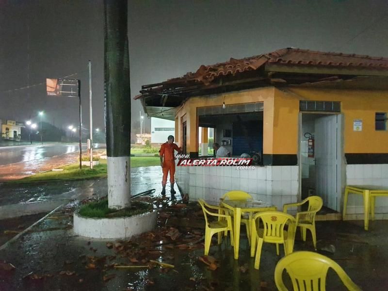 Veja o vídeo do momento em que raio atingiu lanchonete durante a noite de sábado no Centro de Rolim de Moura Veja o vídeo do momento em que raio atingiu lanchonete durante a noite de sábado no Centro de Rolim de Moura