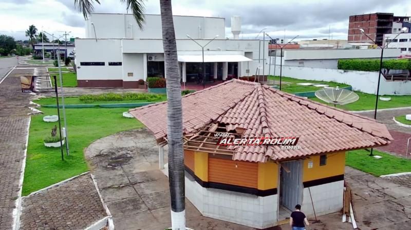 Veja o vídeo do momento em que raio atingiu lanchonete durante a noite de sábado no Centro de Rolim de Moura Veja o vídeo do momento em que raio atingiu lanchonete durante a noite de sábado no Centro de Rolim de Moura