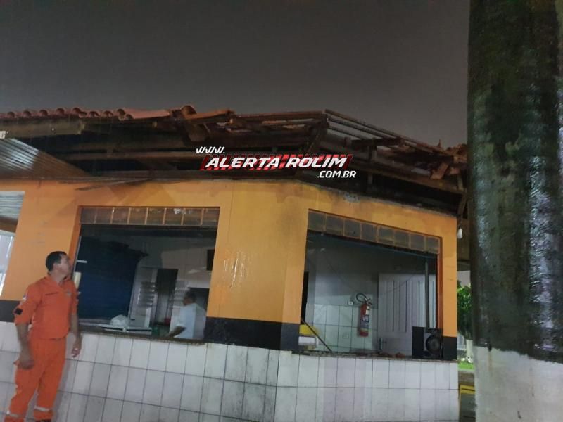 Veja o vídeo do momento em que raio atingiu lanchonete durante a noite de sábado no Centro de Rolim de Moura Veja o vídeo do momento em que raio atingiu lanchonete durante a noite de sábado no Centro de Rolim de Moura