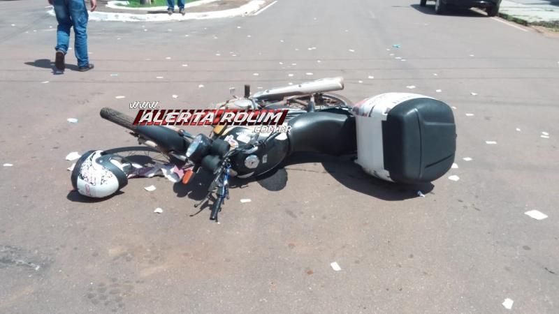 Duas motos foram atingidas por caminhonete e uma das vítimas ficou em estado grave nesta tarde em Rolim de Moura Duas motos foram atingidas por caminhonete e uma das vítimas ficou em estado grave nesta tarde em Rolim de Moura