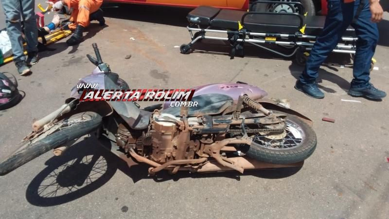 Duas motos foram atingidas por caminhonete e uma das vítimas ficou em estado grave nesta tarde em Rolim de Moura Duas motos foram atingidas por caminhonete e uma das vítimas ficou em estado grave nesta tarde em Rolim de Moura