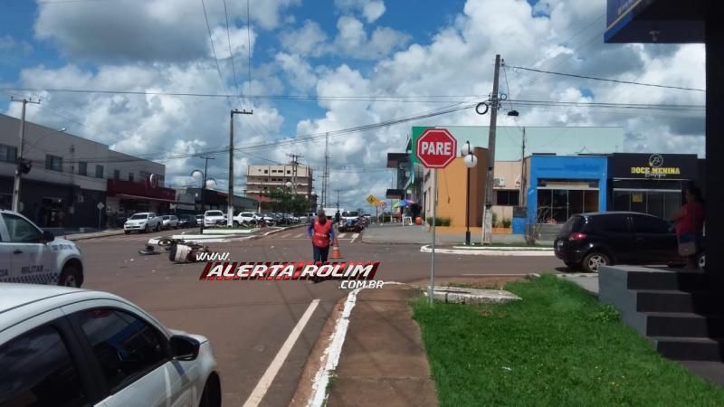 Duas motos foram atingidas por caminhonete e uma das vítimas ficou em estado grave nesta tarde em Rolim de Moura Duas motos foram atingidas por caminhonete e uma das vítimas ficou em estado grave nesta tarde em Rolim de Moura