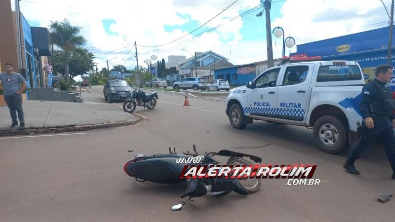 Acidente de trânsito envolvendo moto e caminhonete deixou mulher ferida nesta terça-feira em Rolim de Moura Acidente de trânsito envolvendo moto e caminhonete deixou mulher ferida nesta terça-feira em Rolim de Moura