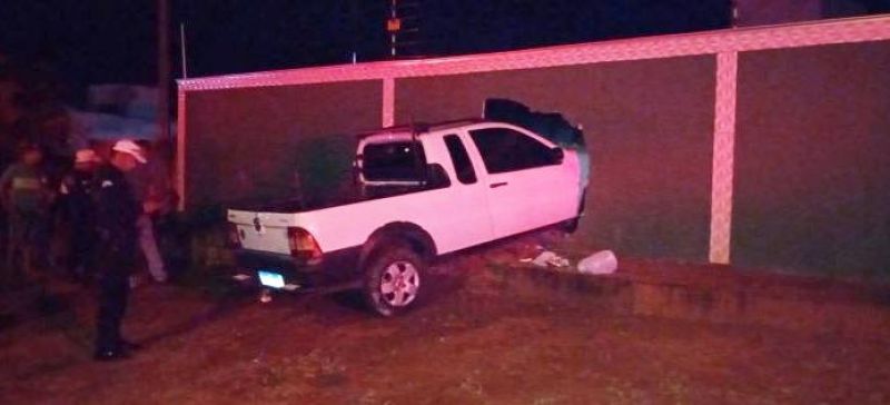 Após dormir na direção, condutor embriagado bateu em muro de residência em Rolim de Moura Após dormir na direção, condutor embriagado bateu em muro de residência em Rolim de Moura